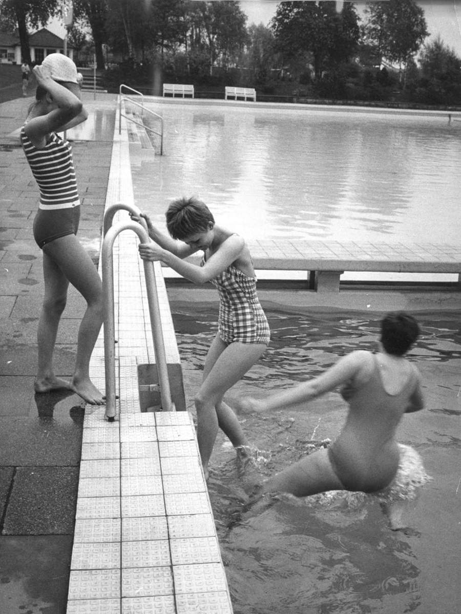 Three young ladies bathing in Bremen