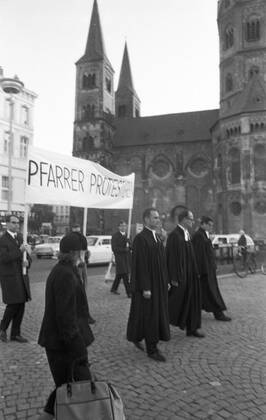 Priests protests Vietnam war