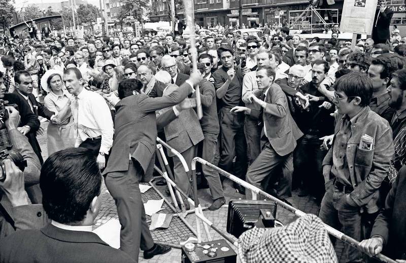 Cheering Persians versus student protesters