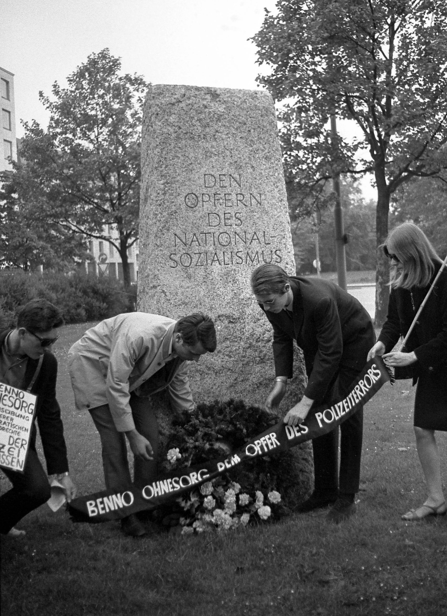 Students in Muncih place a wreath at the monument for the victims of the Nazis