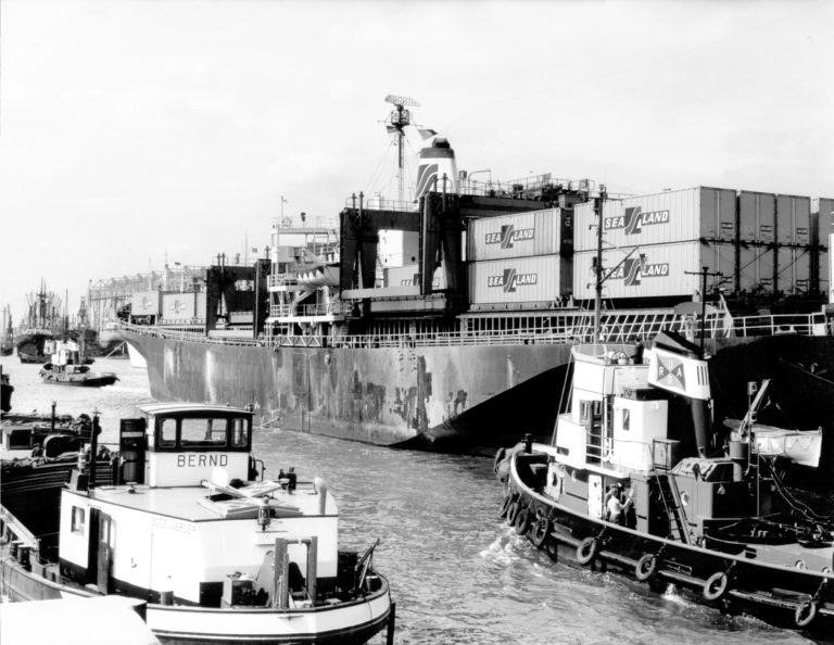 MV Fairland in the port of Bremen